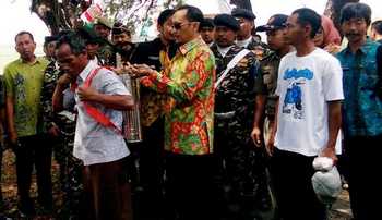 Anggota DPR RI Hasan Aminuddin saat menyerahkan bantuan tangki semprot pestisida.