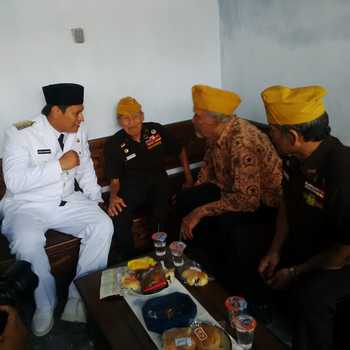 (Wali Kota Kediri, Abu Bakar saat Mendatangi Veteran RI)