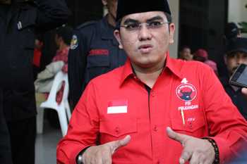 Anggota DPR - RI Nasyrul Falah Amru menjelaskan jika soal Pilgub Jatim dan Pilkada Jakarta proses saat ini masih digodog oleh DPP PDIP dan masih dalam proses mekanisme di internal partai.(Alimun Hakim/Bhirawa).