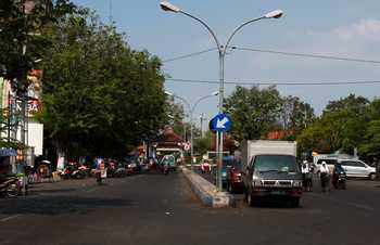Kondisi alun-alun Kota Pasuruan yang tempat parkirnya akan ditata ulang oleh Dishubkominfo Kota Pasuruan, Selasa (2/8). [hilmi husain/bhirawa]
