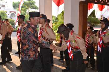 Bupati Tuban saat melepas anggota pramuka yang akan menjadi duta dalam Jambore Nasional (Jamnas) ke X Tahun 2016 yang akan digelar di Bumi Perkemahan, Cibubur, Jakarta. (khoirul Huda/bhirawa)