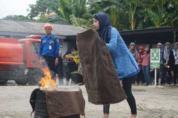 Simulasi penangulangan bencana kebakaran yang dilakukan BPBD Kabupaten Tuban pada masyarakat dan perbangkan di Bumi Wali Tuban. (Khoirul Huda/bhirawa)