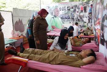 Wali Kota Hj. Rukmini saat meninjau pelaksanaan donor darah karyawannya.