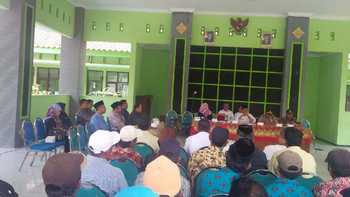 Pertemuan antara warga Ring 1 JOB PPEJ, Komisi C DPRD Tuban Muspika Kecamatan Soko yang tidak dihadiri oleh pihak management JOB PPEJ. (Khoirul Huda/bhirawa)