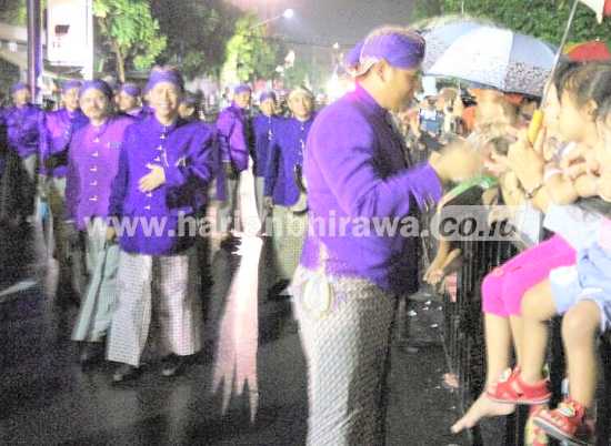 Wali Kota Kediri Mas Abu dengan busana Kediren menyalami warga dalam nite carnival kota kediri 2016.