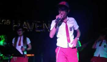 Penampilan live show yang mengenakan seragam Sekolah Dasar (SD) di Diskotek Heaven, Beejay Group beberapa waktu lalu.
