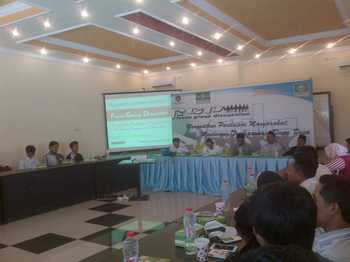Focus Grup Discussion (FGD) tentang Dana Desa di aula Hotel Panglima, Kabupaten Sampang.