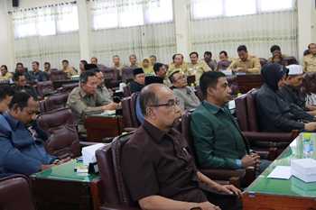 Anggota DPRD Pamekasan sedang menyimak jawab eksekutif atas Pemandangan Umum (PU) Fraksi disampaikan Bupati Pamekasan, Achmad Syafii. [syamsudin/bhirawa]