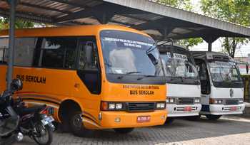 Sebagian bus sekolah yang digunakan untuk mengangkut pelajar secara gratis di Tulungagung, selain menggunakan MPU.