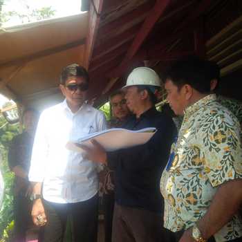 Wali Kota Batu, Eddy Rumpoko (berkacamata) saat melakukan sidak ke TPA Tlekung.