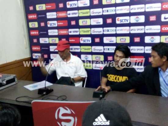 Pelatih Persela Lamongan Sutan Harhara didampingi Eddy saat memberikan keterangan di press confrennce usai pertandingan saat menjamu Persiba Balik Papan.(Alimun Hakim/Bhirawa).