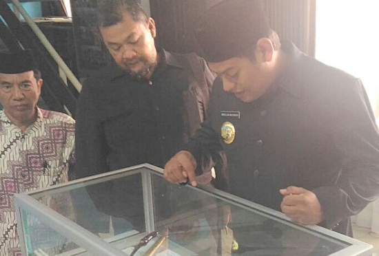 Walikota Kediri Abdulah Abubakar bersama Anggota DPRD Kota Kediri, Yudi Ayubchan Melihat Keris.