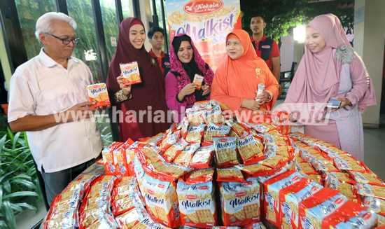 Mamah Dedeh dan Ustadah Lulung juga artis Islami Umma Oki saat turut meluncurkan Malkist Susu Kokola Halal.