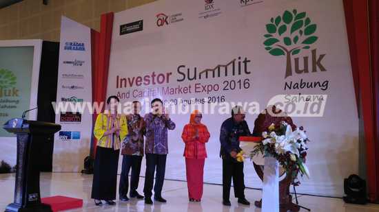 Gubernur Jatim, Dr Soekarwo ketika-membuka acara Investor Sumit. [m ali/bhirawa]