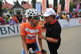 Pebalap Pegasus Continental, Dadi Suryadi (kiri), berbincang dengan Chairman Tour de Singkarak.