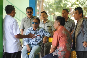 Ketua dan anggota Komisi B DPRD Kabupaten Tuban saat melakukan sidak di lokasi Wisata Pemandian Bektiharjo Kecamatan Semending Tuban kemarin (24/8). (Khoirul Huda/bhirawa)