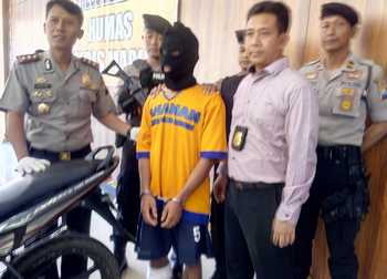 Kapolres Madiun AKBP Sumaryono (kiri) bersama pelaku Heri Purwanto (tengah memakai baju tahanan) pelaku pembunuhan kepada korban Iin Triarina Dewi dengan sepeda motor sebagai barang bukti. [sudarno/bhirawa]