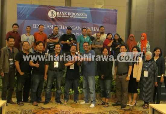 Kepala Devisi Pengembangan Ekonomi BI KPw Jatim, Budi Widhihartanto, bersama 3 narsum, saat menutup acara 'Edukasi Ekonomi Syariah' Pada Wartawan di Malang, Sabtu (30/7/2016).