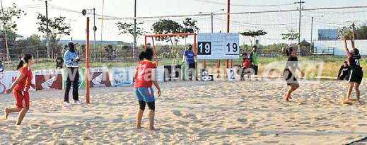 Salah satu pertandingan voli pantai pelajar yang digelar di lapangan voli pantai Beejay Bakau Resort Kota Probolinggo.