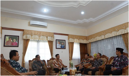 Kepala Balitbang Jatim, Dr Ir Priyo Darmawan MSc saat berbincang dengan Bupati 