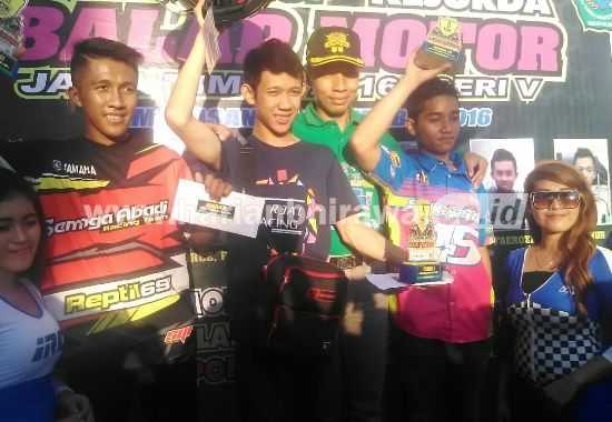 Para pemenang lomba Road Rice usai menerima piala dan penghargaan  berfoto bersama Dandim 0826 Pamekasan, Letkol Inf. Nuryanto. [syamsudin/bhirawa] 