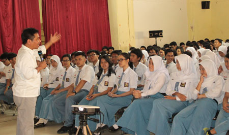 Ketua PIH Universitas Airlangga Sukowidodo memberikan sosialisasi kepada siswa SMAN 2 Surabaya seputar akses masuk ke PTN, Selasa (13/9). [adit hananta utama]