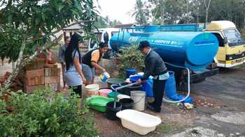 Mobil truk tangki milik PDAM Kab Malang saat mensuplai air bersih pada warga, di wilayah Kecamatan Gedangan, pada musim kemarau tahun 2015.