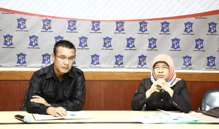 Kepala Dinas PUBMP Kota Surabaya Erna Purnawati (kanan) didampingi Kabag Humas ketika menjelaskan pembebasan lahan di kantor Bagian Humas Pemkot Surabaya, Selasa (13/9) kemarin.