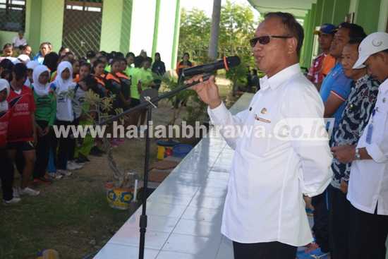 PLT Kabid Dikmen Samsul Arifin, dengan didampingi Kasi SMA Akhmad Fauzan, saat memukul bola tanda dimulainya LKS tahun 2016 di lapangan SMKN II Situbondo, kemarin. [sawawi/bhirawa].