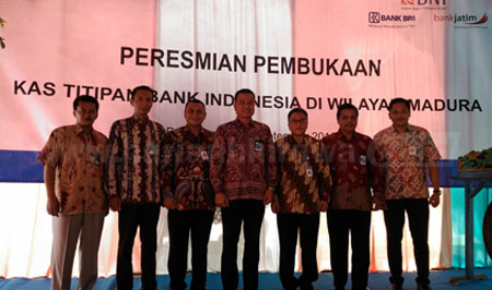 KA BI Jatim Benny Aiawanto (tengah) bersama pimpinan Kanwil BNI Pameksan Madura.