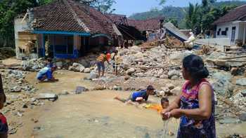 Salah satu rumah warga di Desa Pujiharjo, Kec Tirtoyudo, Kabupaten Malang mengalami rusak berat akibat diterjang banjir bandang, pada Rabu (14/9) malam