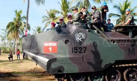 Bersama Presiden Jokowi, Gubernur Dr H Soekarwo menyaksikan persiapan latihan tempur Armada Jaya dengan mengendarai tank amfibi di Pantai Banongan Situbondo, Kamis (15/9). [sawawi]