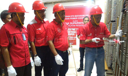 EVP DGS Mohammad Salsabil (kedua dari kiri) meninjau kesiapan dukungan layanan Mobile Grapari Telkomsel usai memimpin Apel Siaga Kesiapan Layanan Telkom Group pada PON XIX dan Peparnas XV Jawa Barat 2016