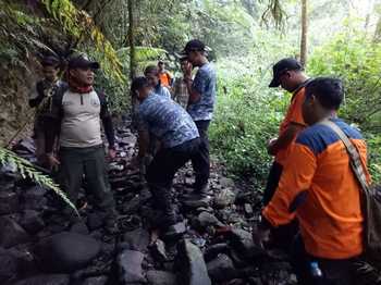 Petugas BPBD melakukan susur DAS Brantas di Gunung Biru untuk memetakan mitigasi bencana banjir bandang.