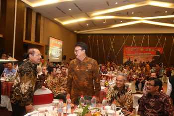 Sekdaprov Jatim Dr H Akhmad Sukardi MM menyapa Mendagri Tjahjo Kumolo diacara Mitra Praja Utama di Semarang Jawa Tengah.