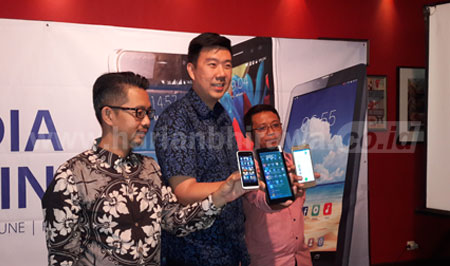 Chief Operating Officer SPC Mobile Raymond Tedjokusumo (tengah) saat peluncuran SPC Mobile tablet P5 Speed dan telepon pintar tipe S12 Mercury dan S9 Neptune di Surabaya. [titis tri wahyanti]