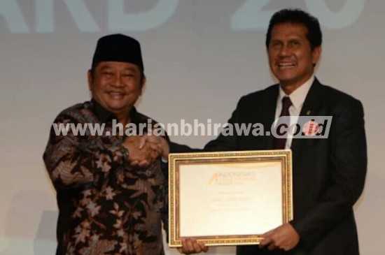 Menpan RB Aman Abnur saat memberika penghargaan kepada Bupati Sidoarjo Saiful Ilah.