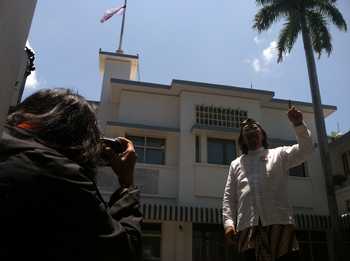 Dr Ananto Sidohutomo MARS saat melakukan monolog usai menggelar jumpa pers dalam " Festival Merah Putih" di Hotel Majapahit Surabaya, Sabtu (17/9) lalu.  [Gegeh Bagus Setiadi/bhirawa]