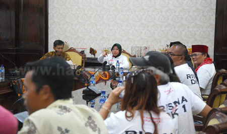 Wali Kota Surabaya Tri Rismaharini menemui langsung 40 relawan Kami Ingin Risma ke Jakarta (Karisma Jakarta) di ruang sidang Balai Kota Surabaya, Senin (19/9) kemarin. [gegeh bagus setiadi]