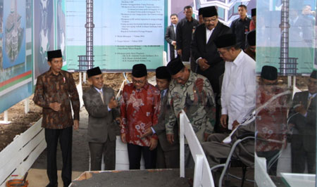 Gubernur Dr H Soekarwo mendampingi Presiden Jokowi dalam prosesi peletakan batu pertama pembangunan  Masjid Jami' Pondok Modern Darussalam Gontor, Senin (19/9).