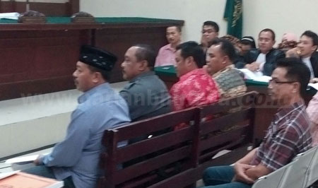 Pimpinan DPRD Nganjuk saat memberikan kesaksian di Pengadilan Tipikor dalam kasus korupsi pengadaan kain batik PNS Kabupaten Nganjuk, Senin (19/9). [ristika]