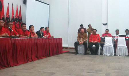 Basuki Tjahaja Purnama alias Ahok dan pasangannya, Djarot Saiful Hidayat  saat hadir dalam pengumuman Cagub dan Cawagub DKI di Kantor DPP PDIP di Jl Diponegoro Jakarta Pusat, Selasa (20/9) malam.