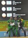 Eko Yuli Irawan (tengah) berhasil meraih medali emas dan sekaligus memecahkan rekor nasional. [ist]