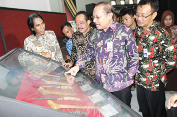 Sekdaprov Jatim Akhmad Sukardi bersama Kepala Disbudpar Jatim Jariyanto dan Kepala UPT Museum Tantular Edi Iriyanto mengamamati keris yang dipamerkan.