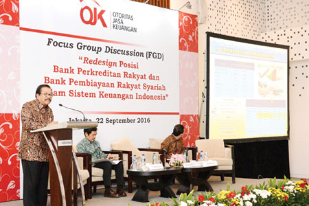 Gubernur Jatim memberikan paparan pada acara Focus Group Discussion tentang Redesign  posisi BPR dan Bank Pembiayaan Syariah dalam Sistem Keuangan di Indonesia.