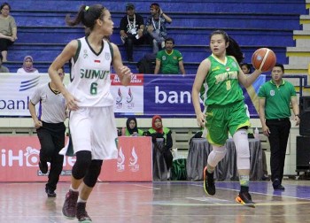 Tim basket putri Jatim berhasil melaju ke babak semifinal setelah mengalahkan Riau 52-20. ist