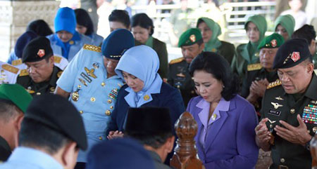 Panglima TNI Jenderal Gatot Nurmantyo (kanan) memanjatkan doa di pusara makam Presiden Soekarno usai upacara ziarah dalam rangka peringatan HUT TNI ke-71 di kompleks makam Bung Karno di Blitar, Selasa (27/9).