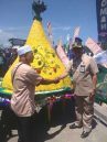 Sekda Kabupaten Malang DR H Abdul Malik (kanan) menyerahkan tumpeng raksasa kepada tokoh agama Pantai Sendangbiru, Desa Tambakrejo, Kec Sumbermanjing Wetan, Kab Malang, sebagai tanda Petik Laut resmi dilaksanakan