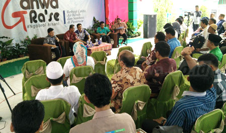 Sejumlah SKPD kota dan kabupaten saat melakukan diskusi dengan tema Berbagi Cerita Air Bersih dan Sanitasi di Pasuruan, Selasa (27/9) sore.