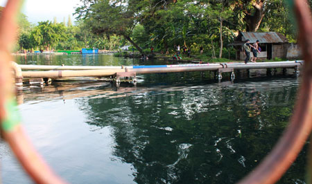 Sejumlah warga sekitar berenang maupun beraktifitas lainnya di lokasi sumber air Umbulan di Desa Winongan, Kecamatan Winongan, Kabupaten Pasuruan. 